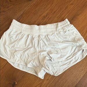Lululemon White 2.5 Hotty Hot shorts